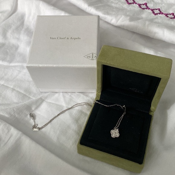 Authentic Sweet Alhambra Diamond Necklace - Picture 6 of 17